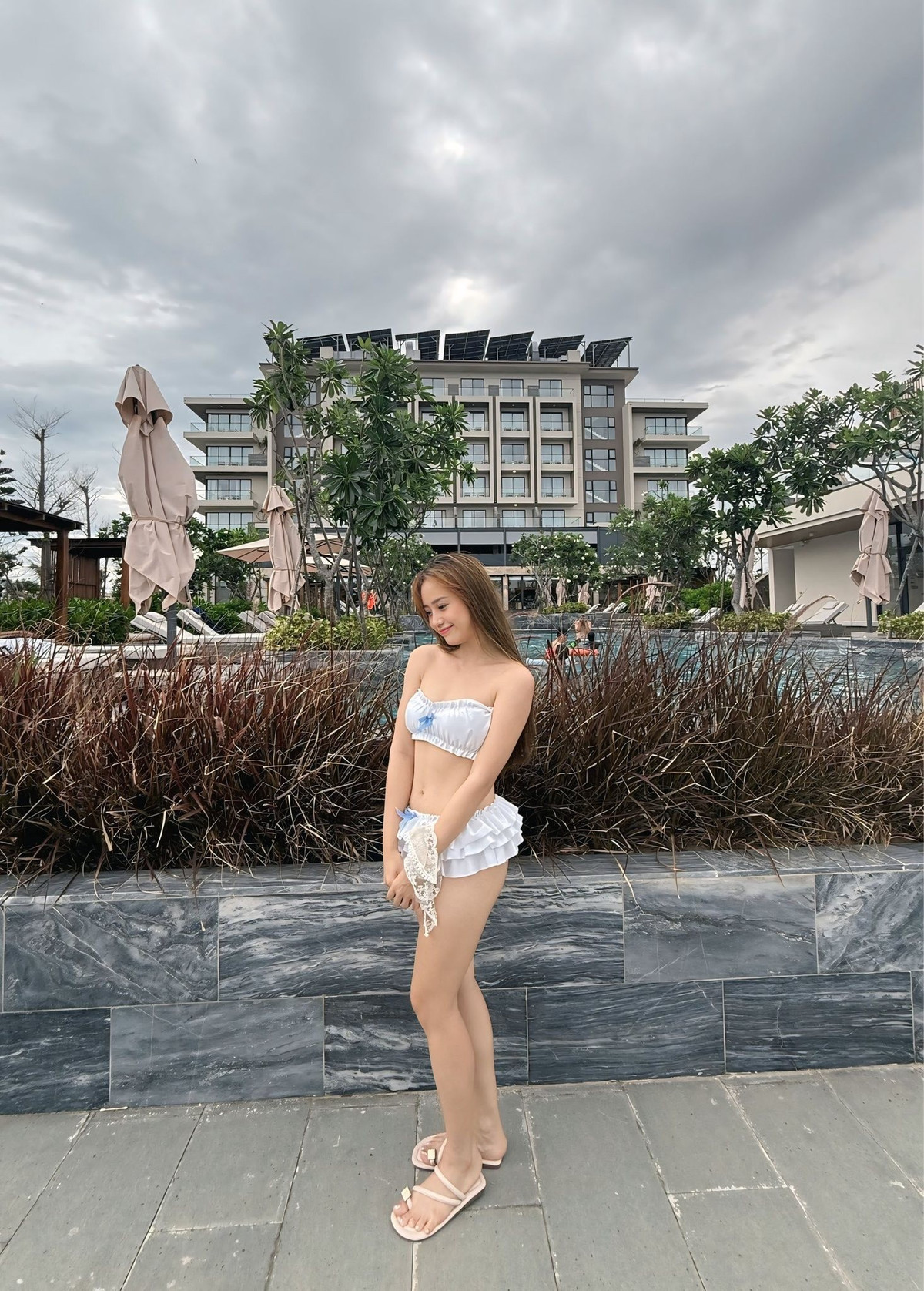 Trong bức ảnh này, nữ streamer có chút mới mẻ, xuất hiện với một vẻ ngoài đầy nữ tính và quyến rũ.