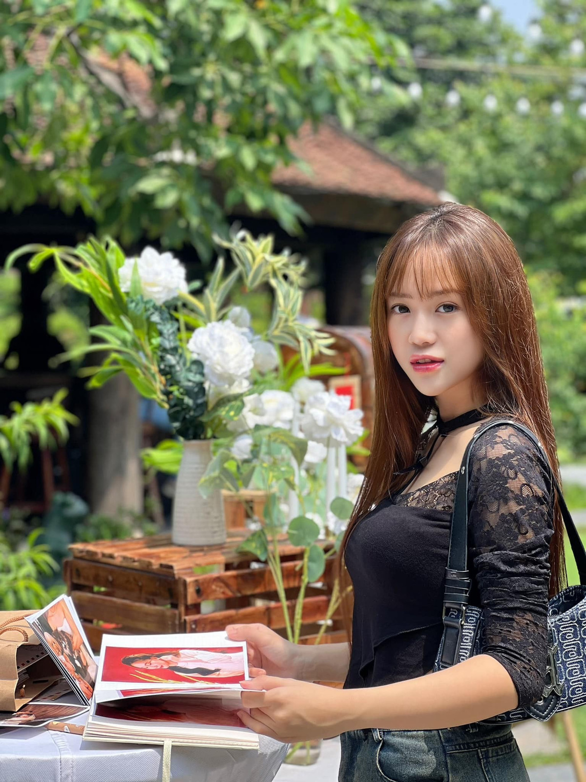 Lớp trang điểm được Mai Linh Zuto chăm chút tỉ mỉ, tạo nên một vẻ đẹp kiêu sa, cuốn hút. Cách tạo dáng, ánh mắt, nụ cười bẽn lẽn cũng toát lên một thần thái tự tin, bí ẩn, khác hẳn với sự hồn nhiên, vui tươi thường thấy. Ảnh sử dụng trong bài: Facebook nhân vật.