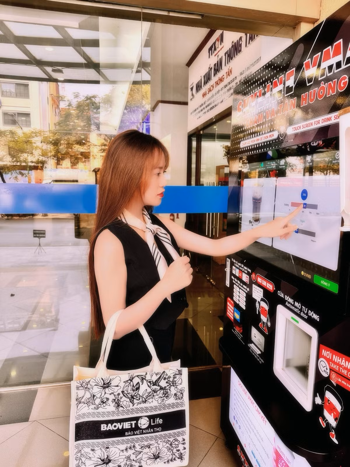 Không chỉ dừng lại ở trang phục, nhan sắc và thần thái của Mai Linh Zuto trong khoảnh khắc này cũng được nhận xét là "thăng hạng" một cách đáng kinh ngạc.