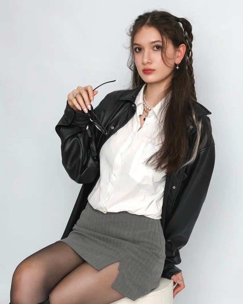 Thanh Giang có niềm say mê với bộ môn nghệ thuật múa - niềm đam mê đã gắn liền với gia đình cô từ nhiều thế hệ. Bố của cô từng là nghệ sĩ múa, còn chị họ là nghệ sĩ múa nổi tiếng Linh Nga.