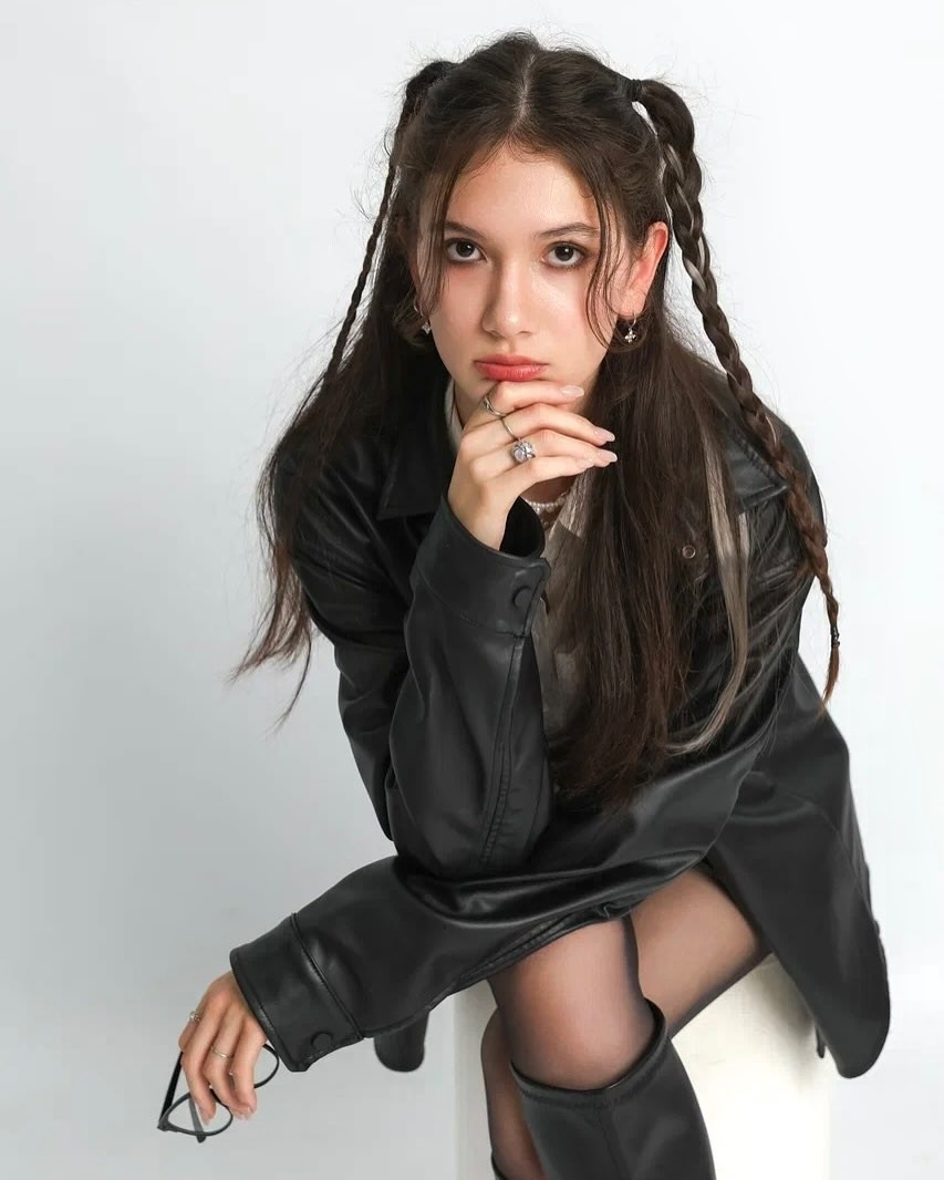 Khác với anh trai nổi tiếng trên sân cỏ, Thanh Giang chọn cách sống kín đáo, không phô trương. Tuy vậy, thông qua các hình ảnh đăng tải trên Instagram, có thể thấy cô có cuộc sống khá thoải mái và năng động.