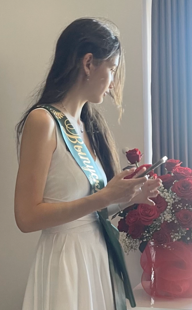 Mới đây, Đặng Thanh Giang - em gái thủ môn Đặng Văn Lâm lọt vào ảnh cam thường của mẹ ruột. Trên trang cá nhân, mẹ của thủ thành đội tuyển Việt Nam khoe con gái chuẩn bị tốt nghiệp cấp 3 và bước vào làm sinh viên.