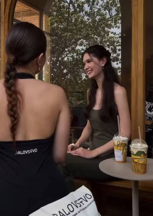 Ở tuổi 18, Thanh Giang đã cao khoảng 1m77 – 1m80. Thừa hưởng những nét đẹp từ cả hai dòng máu, cô nàng sở hữu gương mặt thanh tú với làn da trắng, sống mũi cao, đôi mắt sâu và nụ cười rạng rỡ.