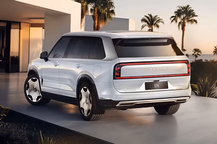 Một điểm nổi bật khác của Zeekr 9X là công suất đầu ra cực lớn. Xe sử dụng động cơ xăng tăng áp 2.0L với công suất tối đa 205 kW (275 mã lực), hiệu suất nhiệt hơn 46%. Ngoài ra, xe còn có 3 mô-tơ điện silicon carbide với tổng công suất 1.030 kW (1.381 mã lực). Theo Zeekr, công suất này tương đương với ba động cơ V12 chạy xăng.