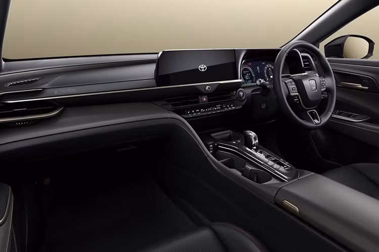 Đồng thời xuất hiện trên đèn soi bậc cửa, chìa khóa, và túi đựng sách hướng dẫn làm từ da tái chế. Bên trong cabin, logo kỷ niệm 70 năm đi kèm biểu tượng vương miện đặc trưng của dòng Crown được khắc laser trên bảng táp-lô và khắc nổi trên cần số pha lê.