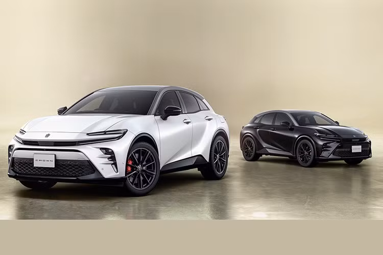 Theo đó, hãng xe Nhật đã giới thiệu phiên bản đặc biệt mừng kỷ niệm 70 năm dòng Crown và một phiên bản tiêu chuẩn mới có giá dễ tiếp cận hơn.