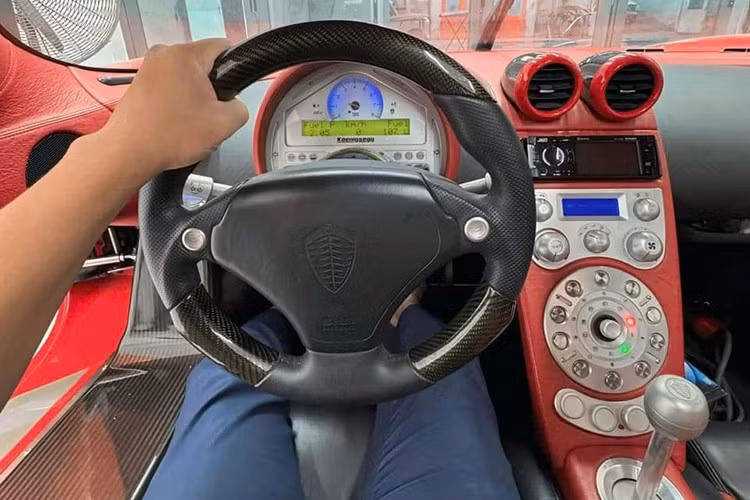 Vào cuối năm ngoái, việc chiếc siêu xe triệu đô la Koenigsegg CCX ra biển số sau nhiều năm về nước, đã thu hút sự quan tâm rất lớn của giới mê xe trong nước. Bên cạnh đó, cũng có không ít tranh cãi xảy ra, khi có không ít người cho rằng chiếc xe hypercar Koenigsegg CCX mới ra biển số Hải Phòng về nước từ năm 2020, cũng có ý kiến cho biết xe đã có mặt từ năm 2018.