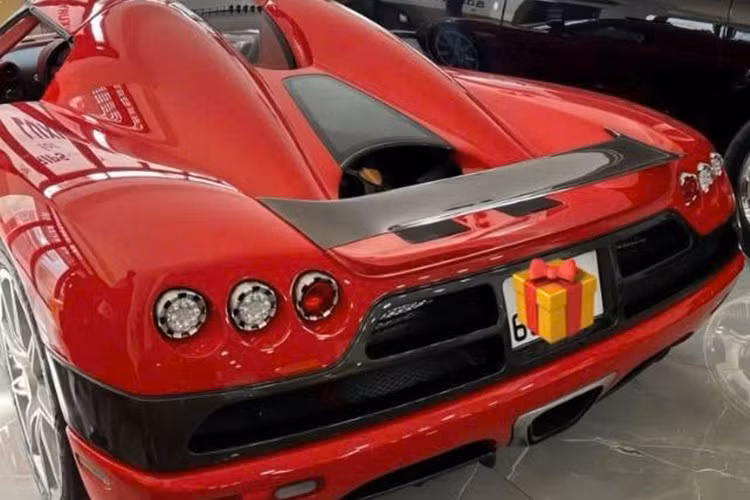 Mới đây 1 showroom siêu xe có tiếng ở Thành phố Hồ Chí Minh đã gây bất ngờ khi trưng bày chiếc siêu xe triệu đô Koenigsegg CCX độc nhất vô nhị tại thị trường Việt Nam, bên cạnh không ít siêu xe, xe siêu sang đẹp mắt khác nhưng tất cả đều bị lu mờ bởi siêu xe đến từ Thụy Điển.