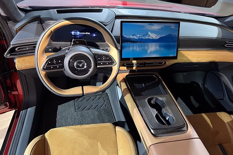 6e không phải là mẫu xe do Mazda tự mình phát triển. Nằm dưới lớp vỏ bắt mắt của xe là nền tảng khung gầm dùng chung với xe Trung Quốc do đối tác Changan chế tạo. Không chỉ ngoại thất ấn tượng, Mazda 6e còn sở hữu nội thất được chăm chút kỹ lưỡng.