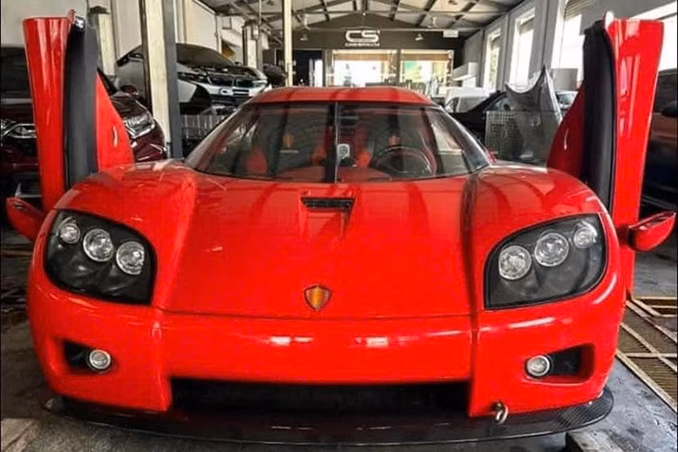 Động cơ đồng hành cùng hộp số sàn 6 cấp cùng hệ dẫn động cầu sau, nhờ đó, Koenigsegg CCX tăng tốc từ vị trí xuất phát 100 km/h trong thời gian dưới 3 giây trước khi đạt vận tốc tối đa 402 km/h.