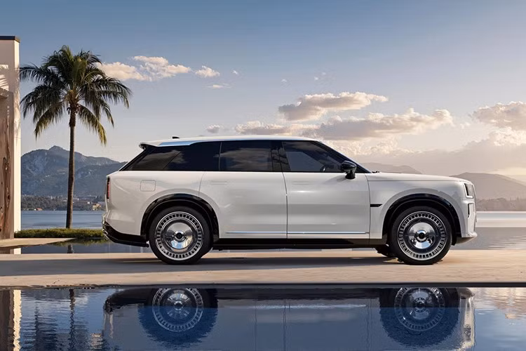 Zeekr 9X sẽ bắt đầu được mở bán trước tại thị trường Trung Quốc vào cuối tháng 8 năm nay trong khuôn khổ Triển lãm Ô tô Thành Đô 2025. Xe sẽ chính thức có mặt trên thị trường tỷ dân này trong quý III năm nay.