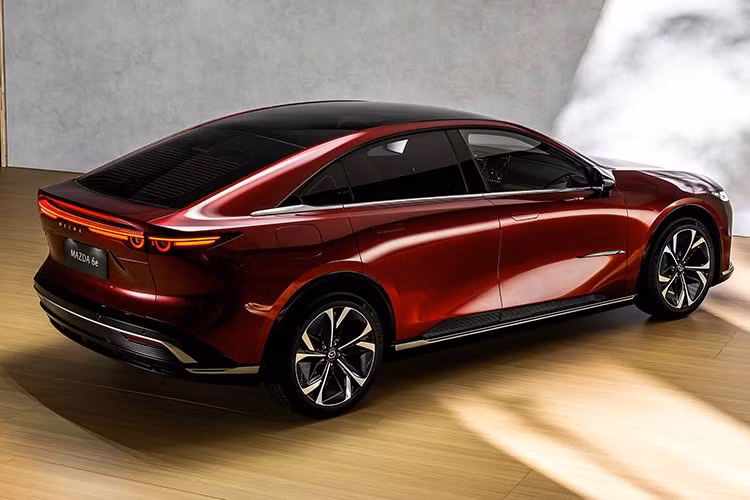 Thông thường, xe điện dùng pin lớn hơn sẽ có mô-tơ điện mạnh hơn nhưng Mazda 6e thì ngược lại. Bản Long Range yếu hơn một chút với mô-tơ điện mạnh 242 mã lực và 320 Nm. Cả hai phiên bản đều tăng tốc từ 0 - 100 km/h trong thời gian dưới 8 giây và có tốc độ tối đa 175 km/h.