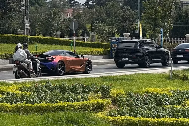 Để sở hữu màu sơn Cerberus Pearl đẹp mắt trên siêu xe McLaren 750S, ước tính chủ nhân phải chi ra hơn 2 tỷ đồng. Chưa hết, chủ xe còn mạnh tay mua luôn chiếc biển số đấu giá 51L-599.99 gần 1,6 tỷ đồng. Biển tứ quý 9 rất được giới mê biển săn đón.