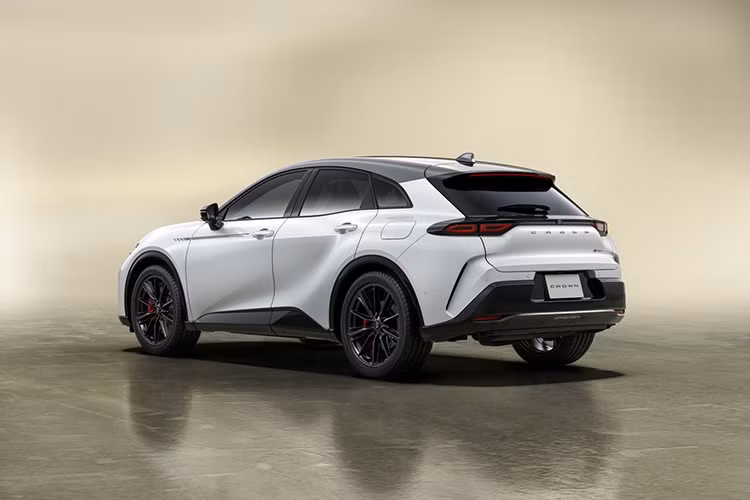 Dù không bán ra toàn cầu, mẫu xe Toyota Crown Sport The 70th phiên bản đặc biệt vẫn thu hút nhờ thiết kế thời trang, hiệu suất cao và dáng dấp được cho là "Ferrari Purosangue bản giá rẻ".