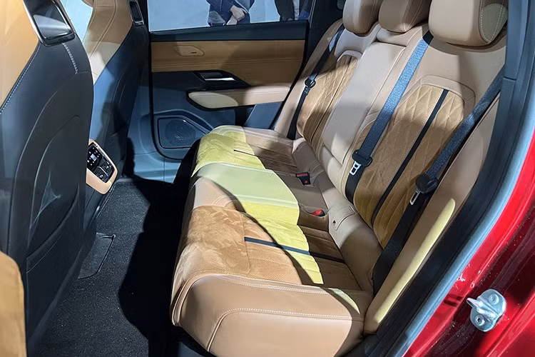 Dù hơi đơn giản với một số người nhưng xe vẫn được trang bị vô-lăng có thiết kế đẹp, bảng điều khiển trung tâm nổi bật, tạo cảm giác cao cấp, màn hình thông tin giải trí kích thước lớn, bảng đồng hồ kỹ thuật số, sạc không dây, đèn viền nội thất, và ghế bọc da pha Alcantara mềm mại.