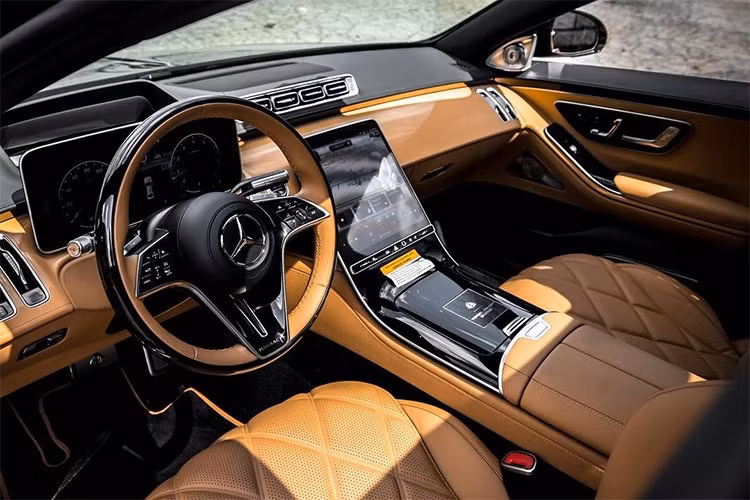 Các chi tiết nội thất với da màu be nhạt kết hợp các đường chỉ khâu tinh xảo và chất liệu gỗ cao cấp. Dù vậy, các chi tiết nhỏ như thảm sàn, ốp cửa và đèn nội thất cũng được tinh chỉnh để hòa hợp với diện mạo mới bên ngoài.