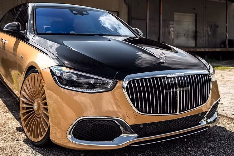 Tuy nhiên, một chủ nhân tại Mỹ đã quyết định "phá vỡ giới hạn" đó khi đưa chiếc Maybach đặc biệt này đến một xưởng độ để nâng cấp toàn diện ngoại hình theo phong cách RS (Racing Style).