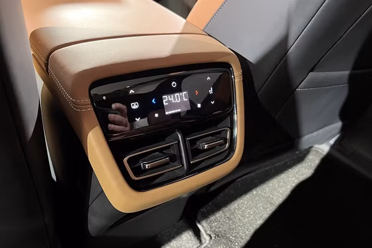 Mazda 6e tại thị trường châu Âu hiện có hai cấu hình chính. Bản tiêu chuẩn được trang bị pin 68,8 kWh, cho quãng đường di chuyển tối đa 479 km. Xe sử dụng mô-tơ điện đặt phía sau, sản sinh công suất tối đa 255 mã lực và mô-men xoắn cực đại 320 Nm.