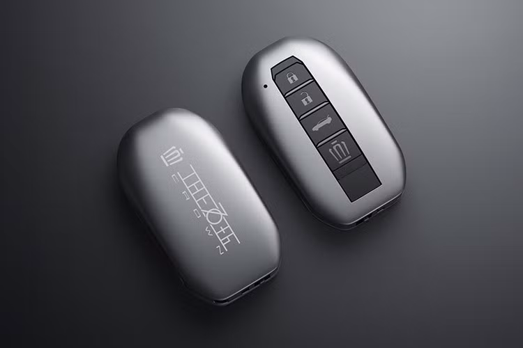 Một số tính năng cao cấp cũng bị cắt giảm gồm hệ thống hỗ trợ lái nâng cao (ADAS), camera giám sát người lái, vô-lăng và hàng ghế sau có sưởi, ghế trước thông gió cùng nhiều tiện nghi khác. Bản này được trang bị hệ truyền động hybrid có công suất 231 mã lực.