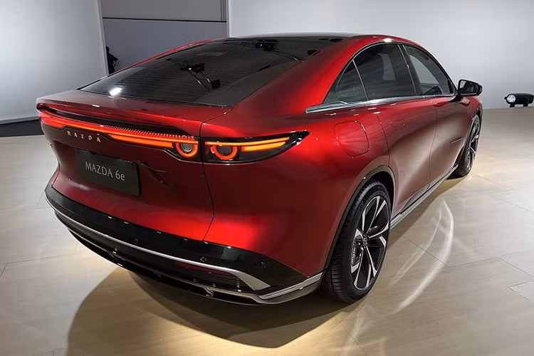 Giá bán của Mazda 6e đã lập tức thu hút sự chú ý vì cao gấp đôi so với xe tại thị trường Trung Quốc. Có tên Mazda EZ-6 ở Trung Quốc, mẫu xe này sở hữu giá bán rất phải chăng tại thị trường tỷ dân, dao động từ 159.800 - 181.800 Nhân dân tệ (khoảng 20.700 - 23.600 Euro hoặc 22.500 - 25.500 USD), tùy phiên bản.