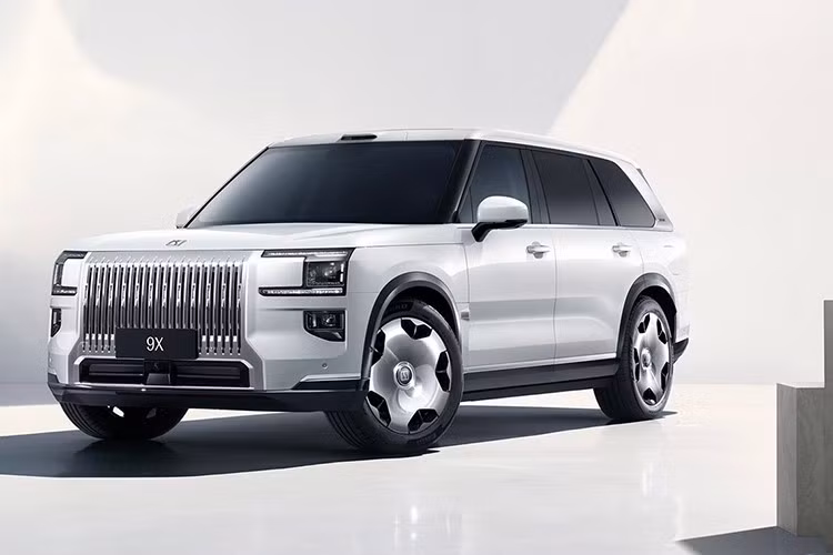 Zeekr 9X - mẫu SUV dùng động cơ hybrid cắm sạc (PHEV) hàng đầu của tập đoàn Geely - vừa được công bố các thông số kỹ thuật chính tại Trung Quốc trước khi mở bán vào cuối tháng 8/2025. Đây là mẫu xe đã từng ra mắt trong Triển lãm Ô tô Thượng Hải 2025.