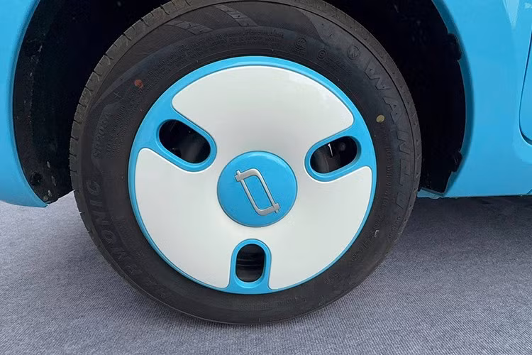 Phong cách thiết kế của Bestune Pony mang đậm nét trẻ trung và đáng yêu, với đường nét bo tròn mềm mại và ngôn ngữ thiết kế tối giản. Đèn pha LED bo góc cùng cụm mâm xe hợp kim 13 inch được sơn đồng màu với thân xe tạo nên vẻ ngoài hiện đại nhưng vẫn thân thiện.