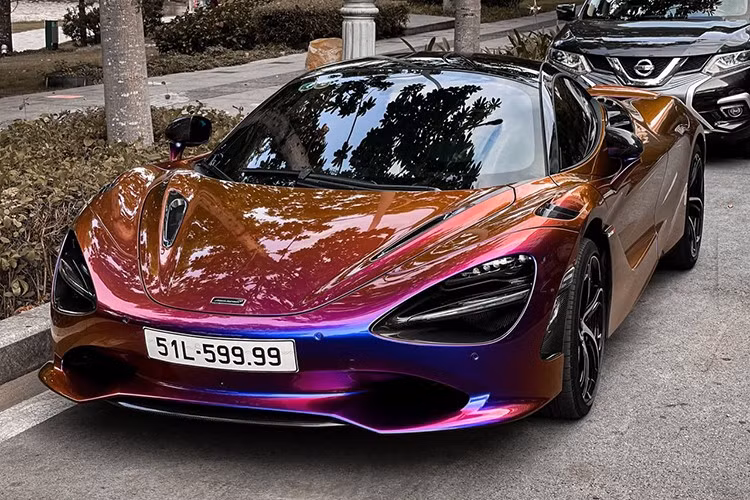 Màu Cerberus Pearl trên chiếc McLaren 750S này là 1 trong số rất ít các bộ táo tán sắc, có thể thay đổi theo góc nhìn, ánh nắng và đơn giản là tự chuyển động khi xe lăn bánh, và tất nhiên chi phí để sở hữu màu áo này trên các siêu xe McLaren không hề rẻ chút nào.