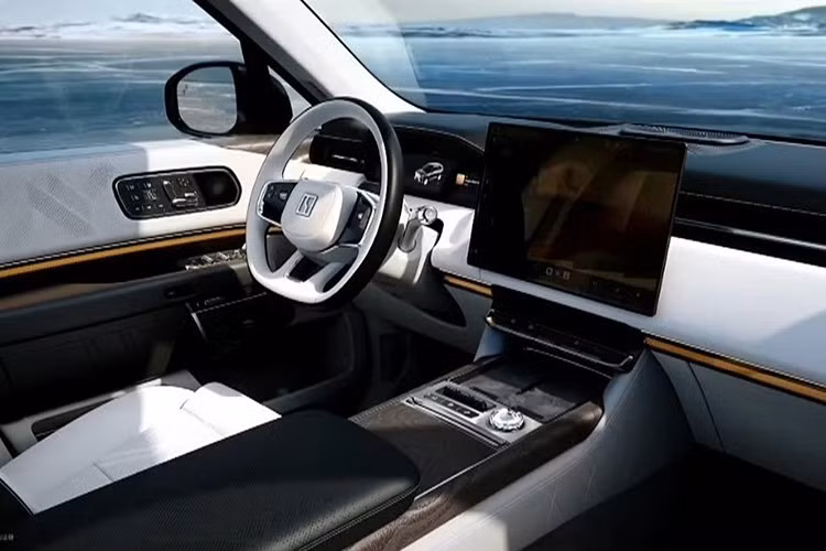 Chưa hết, khung gầm của 9X còn có thêm thanh cân bằng chủ động 48V giúp giảm độ nghiêng thân xe khi vào cua. Hệ thống trí thông minh nhân tạo AI của hệ thống treo giúp xe thích ứng tốt với địa hình gồ ghề. Xe có thể tự động chuyển đổi giữa các chế độ off-road như tuyết, tuyết sâu, bùn, đá, cát,... Độ cứng xoắn của thân xe đạt 41.600 Nm/độ với thân vỏ làm từ 91% thép cường lực và nhôm. Có 10 cấu trúc trong thân xe đạt độ bền kéo 2.000 MPa.