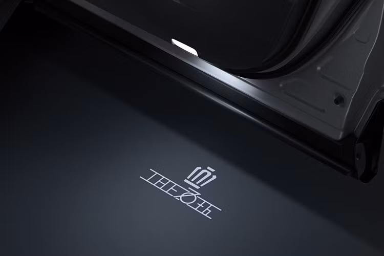 Bên trong khoang cabin của “The 70th” nổi bật với tông màu Black Lustre kết hợp vân gỗ trang trí, mang đến cảm giác cao cấp và thanh lịch. Logo kỷ niệm 70 năm cùng biểu tượng vương miện Crown được khắc laser trên bảng táp-lô, khắc nổi trên cần số pha lê.