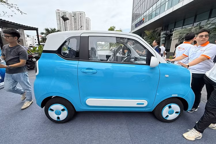 Đây là một chiếc xe điện mini 4 chỗ hướng đến người dùng đô thị, đặc biệt là nhóm khách hàng trẻ và phụ nữ. Theo công bố từ nhà phân phối, Bestune Pony được nhập khẩu nguyên chiếc từ Trung Quốc và hiện tại chỉ có một phiên bản duy nhất.