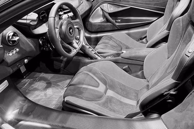 McLaren 750S là mẫu xe kế nhiệm 720S trước đây và có khoảng 30% chi tiết thiết kế mới so với siêu xe McLaren 720S, chính vì vậy mà những người ngoại đạo sẽ khó lòng nhận ra sự khác biệt giữa hai siêu xe này.