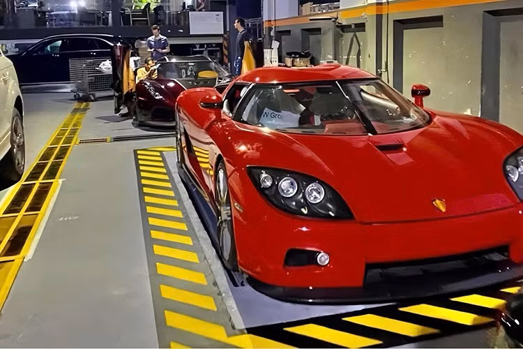 Chiếc hypercar Koenigsegg CCX của đại gia Hải Phòng mang số khung là #53 và được sản xuất năm 2008. Đặc biệt hơn, đây là chiếc CCX màu đỏ duy nhất trên thế giới. Ở thời điểm mới ra mắt, Koenigsegg CCX có giá bán là 700.000 USD (khoảng 17,79 tỷ đồng) nhưng hiện giờ giá đã tăng khá cao.