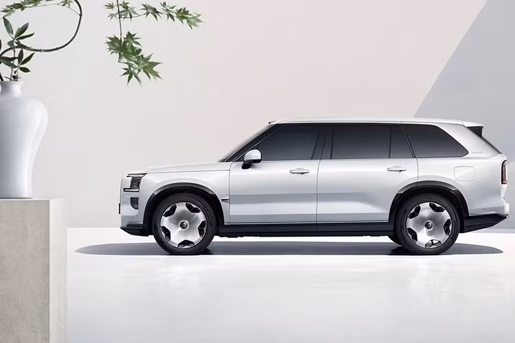 9X là mẫu xe thứ 8 của thương hiệu Zeekr và cũng là mẫu xe đầu tiên sử dụng nền tảng khung gầm mô-đun SEA-S hoàn toàn mới. Mẫu SUV cỡ lớn này có kích thước dài x rộng x cao lần lượt 5.239 x 2.029 x 1.819 mm. và chiều dài cơ sở lên tới 3.169 mm.