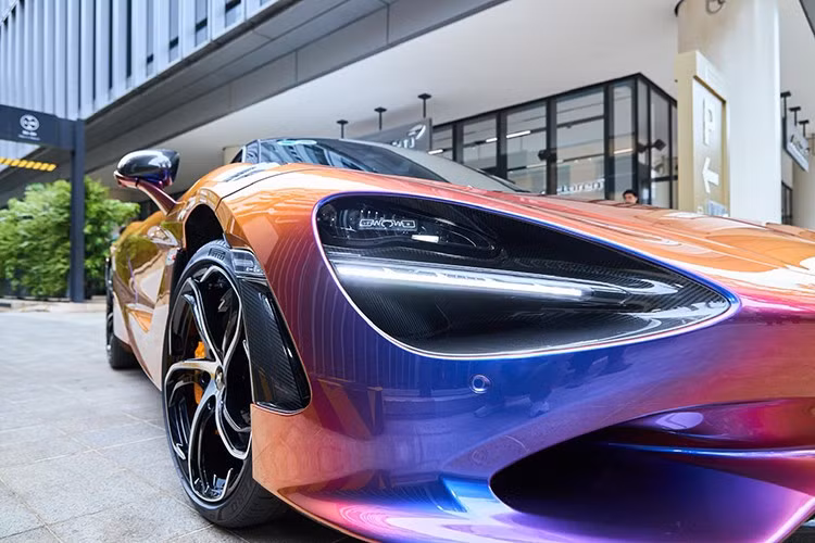 Như vậy, với giá bán khởi điểm 19,9 tỷ đồng của chiếc siêu xe McLaren 750S phiên bản Coupe, cộng thêm tùy chọn và chi phí đăng ký biển số, xe có giá lăn bánh trên 30 tỷ đồng. Ngoài chiếc siêu xe McLaren 750S, chủ xe còn có 1 chiếc Porsche Panamera.