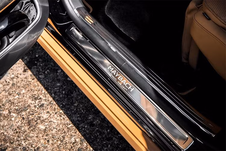 Khác với phần ngoại thất được “lột xác”, khoang cabin của chiếc Mercedes-Maybach S680 Virgil Abloh Edition này vẫn giữ nguyên bố cục nguyên bản đặc trưng.