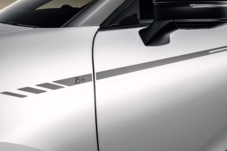 Thiết kế này, kết hợp với lưới tản nhiệt nan dọc cỡ lớn, tạo cảm giác sang trọng tương tự một mẫu xe Maybach do Nhật sản xuất. Xe được trang bị bộ mâm hợp kim 21 inch sơn đen nhám, đi cùng tùy chọn tem bên hông tạo điểm nhấn cá tính.