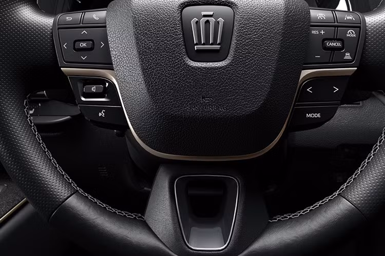 Toyota Crown bản đặc biệt có hai tùy chọn hệ truyền động là hybrid tự sạc 2.5L và Plug-in hybrid có công suất 302 mã lực. Cả hai đều kết hợp cùng hệ dẫn động bốn bánh toàn thời gian E-Four AWD, đảm bảo khả năng vận hành linh hoạt trong nhiều điều kiện đường sá.