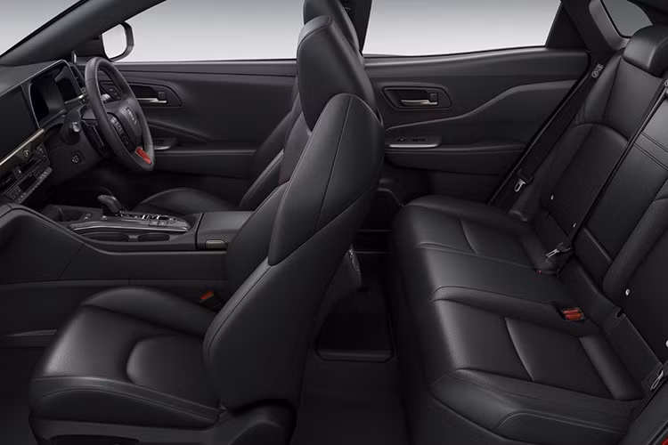 Bên cạnh bản đặc biệt, Toyota còn giới thiệu Crown Sport G tiêu chuẩn nhằm mở rộng khả năng tiếp cận khách hàng bằng mức giá dễ chịu hơn. Bản này có giá khởi điểm từ 5.200.000 yên (929,58 triệu đồng), rẻ hơn 700.000 yên (125,33 triệu đồng) so với bản Sport Z trước đó.