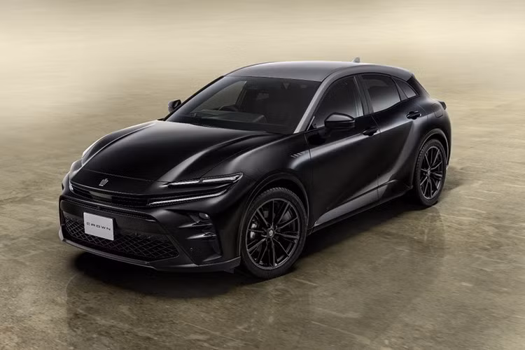 Phiên bản đặc biệt mang tên Crown Sport The 70th, tiếp nối truyền thống các bản kỷ niệm từng áp dụng cho các biến thể Crown Sedan, Estate và Crossover.