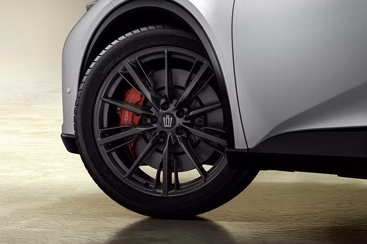 Toyota Crown “The 70th” gây ấn tượng mạnh với phối màu ngoại thất hai tông: phần trên sơn kim loại Precious Metal kết hợp cùng màu trắng ngọc trai Precious White Pearl hoặc đen Precious Black Pearl ở phần dưới.