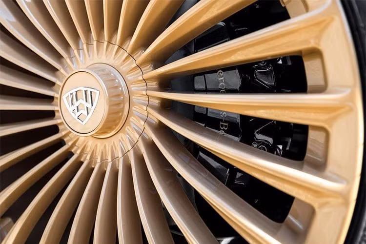 Chưa dừng lại ở đó, thân xe được sơn lại toàn bộ bằng lớp phủ màu đen ánh kim, thay thế cho phối màu hai tông nguyên bản trắng-đồng mang tính biểu tượng của phiên bản Virgil Abloh. Một số chi tiết chrome cũng được xử lý lại theo tông đen hoặc carbon để tạo sự liền lạc.