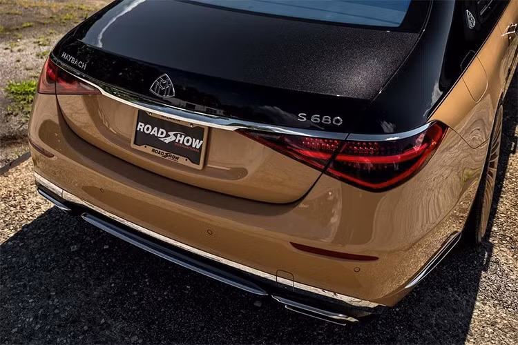 Điểm đáng chú ý đầu tiên là hệ thống treo khí nén của xe được hạ gầm tối đa, giúp chiếc xe gần như “nằm sát mặt đất” khi đỗ. Bộ mâm nguyên bản được thay bằng mâm đa chấu thiết kế riêng cỡ lớn, sơn đen bóng, tăng vẻ thể thao nhưng vẫn giữ được tinh thần sang trọng vốn có của Maybach.