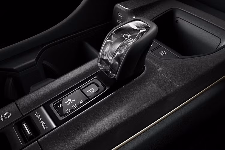 Nhìn chung, thiết kế của Sport G gần như không khác biệt so với Sport Z. Tuy nhiên, khoang nội thất đã được lược giản để tối ưu chi phí. Xe sở hữu các tiện ích như: màn hình giải trí trung tâm kích thước 12,3 inch, hệ thống âm thanh 6 loa, đèn pha tự động, vô-lăng bọc da thật và ghế ngồi sử dụng chất liệu nỉ pha da tổng hợp