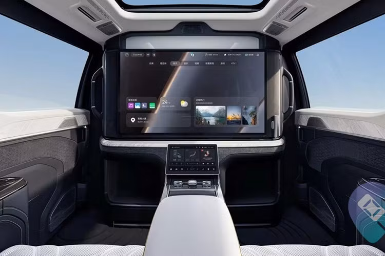 Trong khi đó, mặt táp-lô đi kèm màn hình cảm ứng trung tâm cỡ lớn, đặt nổi và đi kèm hàng nút bấm vật lý bên dưới. Khu vực giữa hai ghế trước có hai khay sạc không dây, cần số pha lê và nhiều chi tiết ốp gỗ. Cần số chính được đặt phía sau vô-lăng hình chữ D trong khi các nút điều chỉnh ghế được tích hợp trên tapi cửa. Xe sử dụng nút bấm thay cho tay nắm cửa truyền thống.