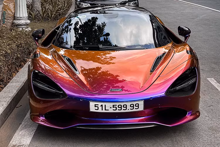 Đáng chú ý, "đàn anh" của 750S là McLaren 720S trước đó đã từng "làm mưa làm gió" tại Việt Nam suốt gần 10 năm và được nhiều tay chơi săn đón, trong đó có Cường Đô La. Hiện, có khoảng 10 chiếc McLaren 720S đang có mặt tại Việt Nam, đa phần là xe nhập khẩu tư nhân.