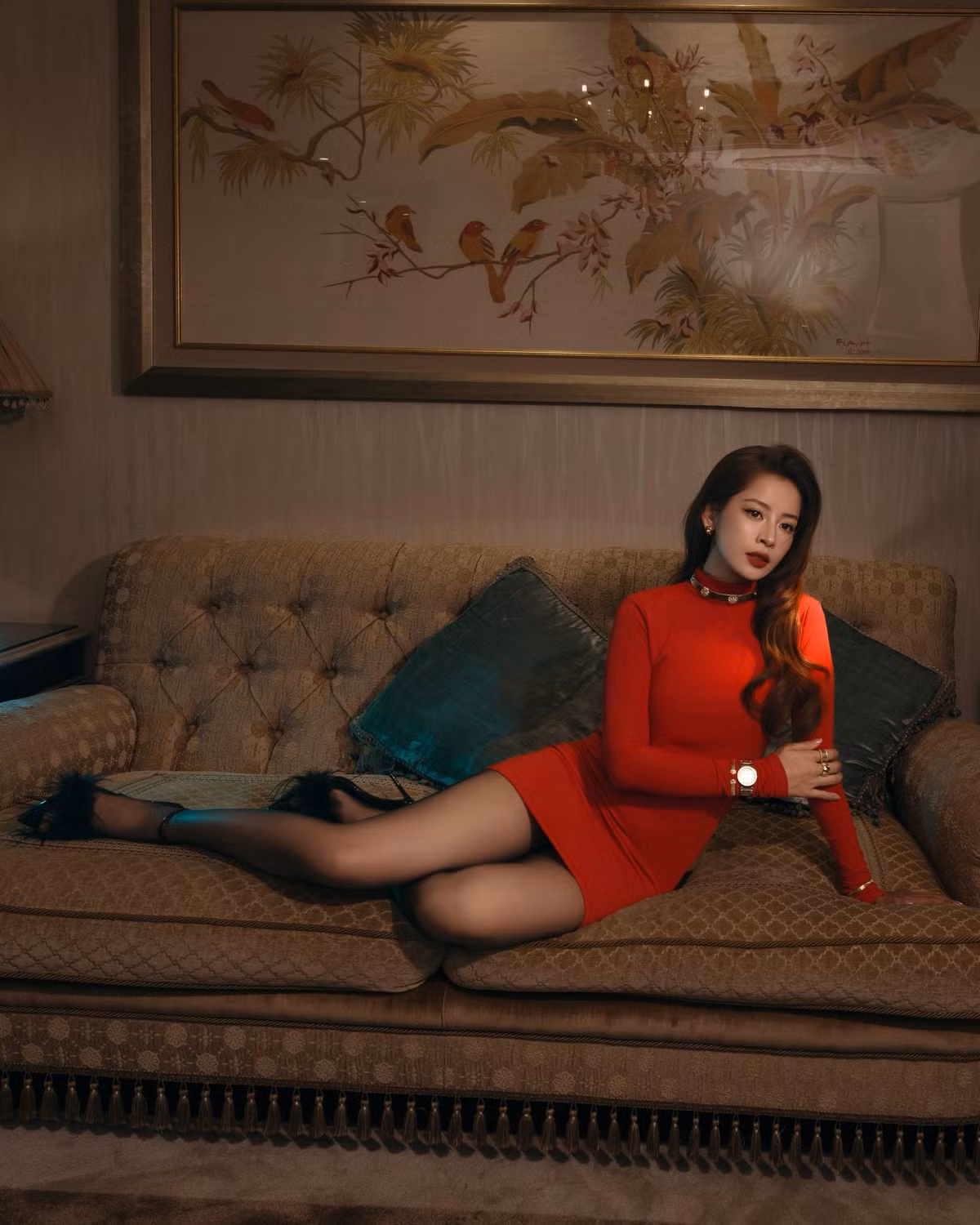 Không chỉ gây ấn tượng ở phần tạo hình, Chi Pu còn khoe vóc dáng săn chắc, đôi chân dài, vòng eo gọn cùng đường cong mềm mại. Những bức ảnh tạo dáng nghiêng người hoặc kiễng chân giúp phô diễn hình thể cân đối và phong thái chuyên nghiệp của nữ ca sĩ.