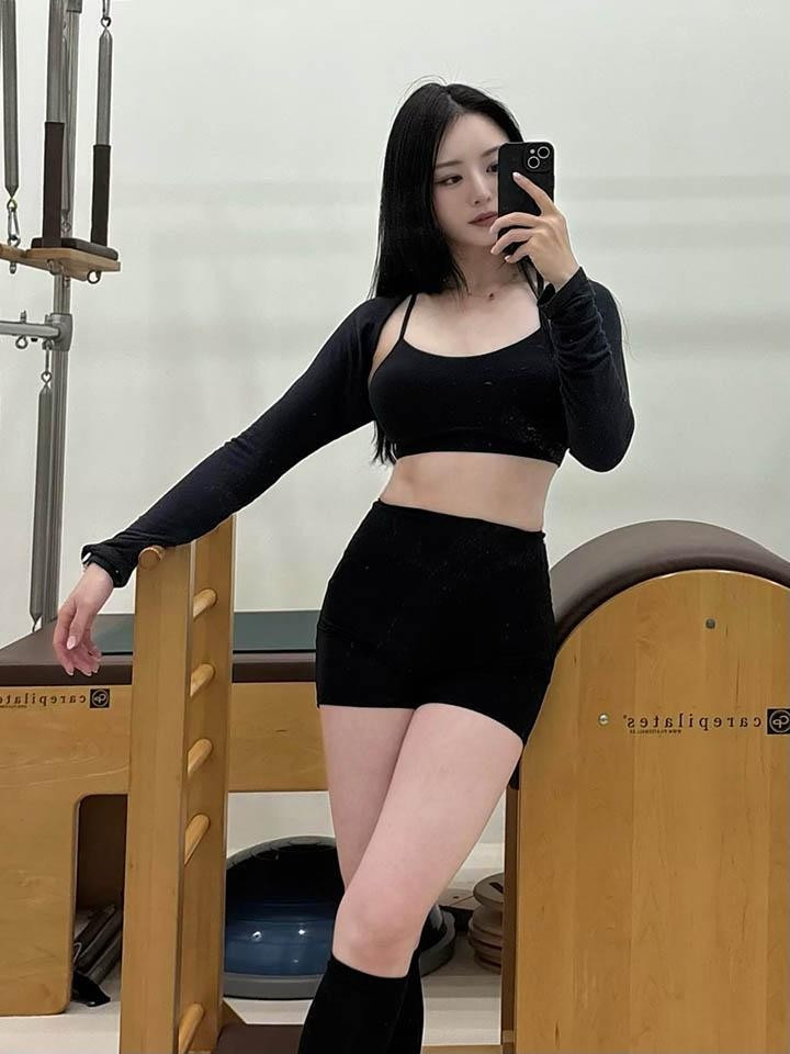 Jo Mun-gyeong xuất hiện trong nhiều phong cách trang phục tập luyện, từ những chiếc áo crop top khoe trọn vòng hai thon thả, những bộ đồ bó sát tôn lên đôi chân dài miên man, cho đến những bộ đồ bơi hay nội y thể thao đầy tinh tế.