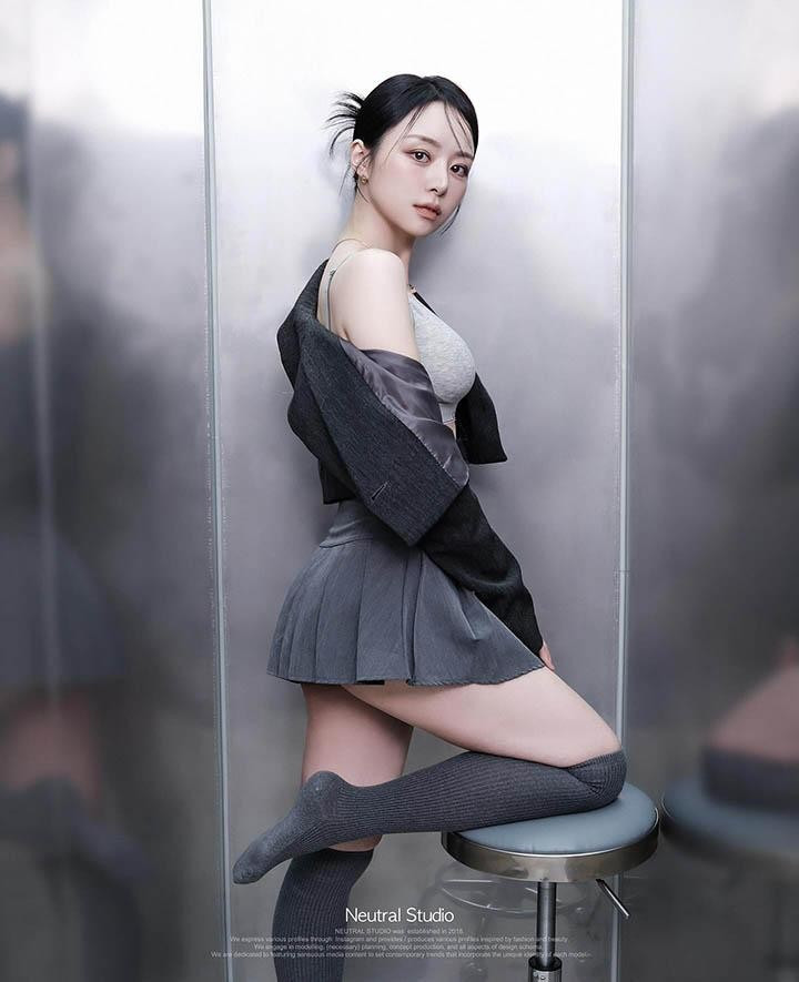 Jo Mun-gyeong không chỉ là một gương mặt đẹp trên mạng mà còn là một chuyên gia Pilates uy tín, với vai trò CEO của phòng tập danh tiếng LCT Daon Pilates.