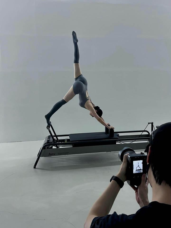 Trên trang cá nhân, Jo Mun-gyeong thường xuyên chia sẻ những khoảnh khắc từ phòng tập, nơi cô thực hiện các động tác khó đòi hỏi sự dẻo dai, sức mạnh và khả năng kiểm soát cơ thể tuyệt vời.