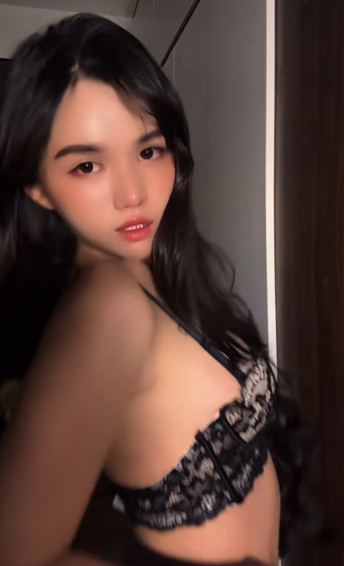 Sau khi tạo được sự chú ý, Bảo Uyên thường xuyên chia sẻ những clip diện bikini, catwalk tại nhà và không ngại khẳng định mình là nữ hoàng nội y thế hệ mới. Đoạn clip nhanh chóng viral, thu về hàng triệu lượt xem và hàng ngàn bình luận với luồng ý kiến phân cực.